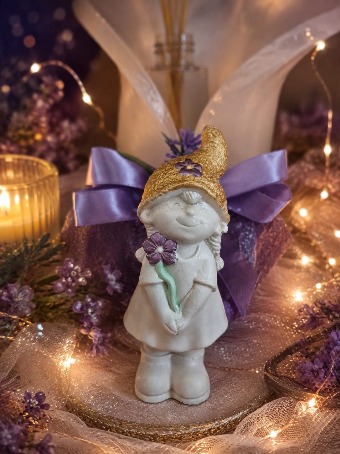 Decorazione artigianale con dettagli viola e oro
