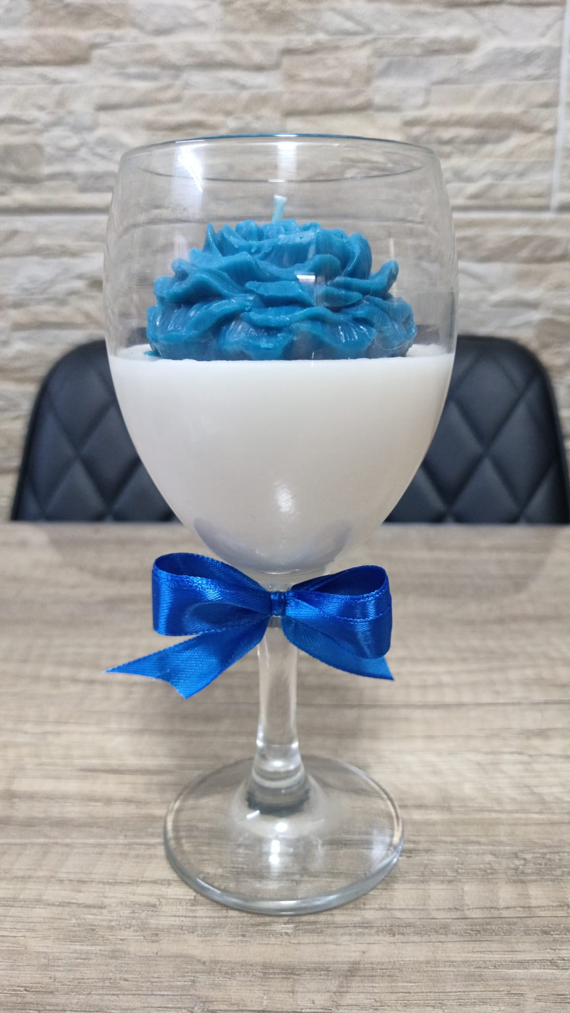 Candela personalizzata blu in calice con fiocco